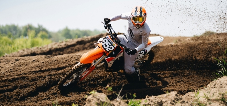 n/Nuzhny_li_prava_na_pitbajk_i_so_skolkix_let_na_nyom_mozhno_ezdit_1747755555_lh_average.jpeg